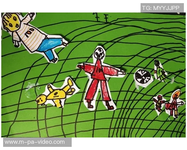 幼儿园小朋友们快乐踢足球的生动绘画作品展示与创意分享